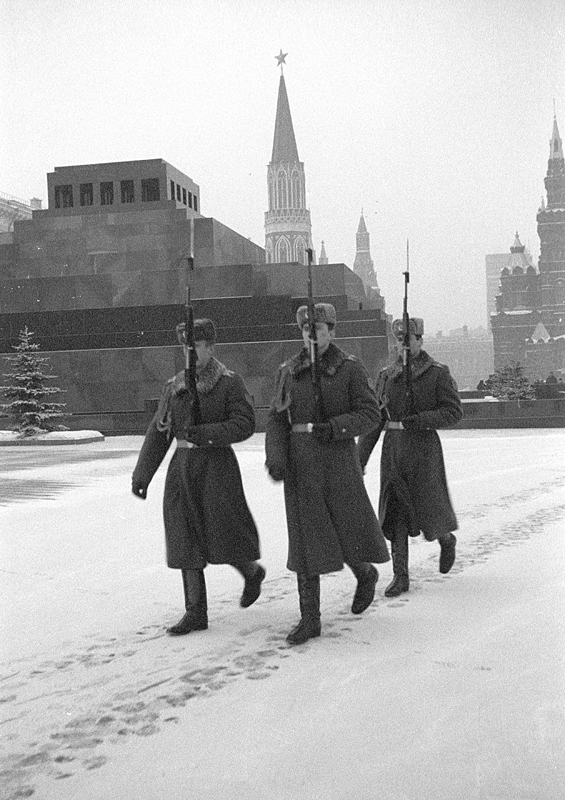 MoscowSoldiersKremlin1977
